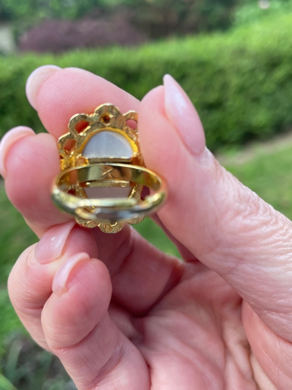 Vintage Scalloped Filigree Ring with Mother of Pearl and Split Adjustable Band - Picture 5 of 7